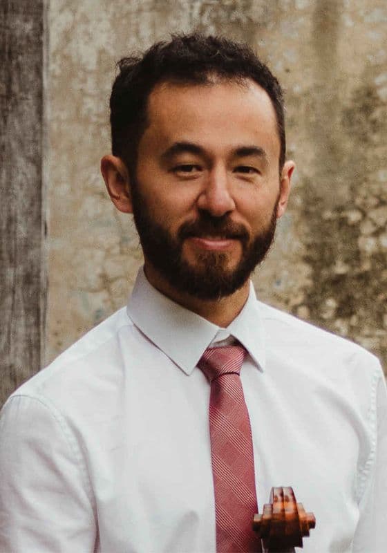 Australian-born violoncellist, Anton Baba studied Classical cello at the Eastman School of Music