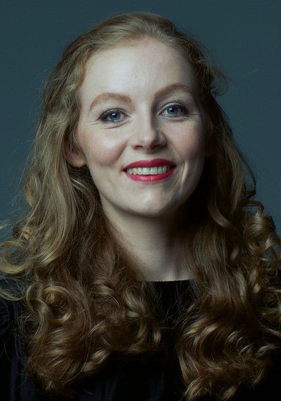 Bonnie de la hunty headshot