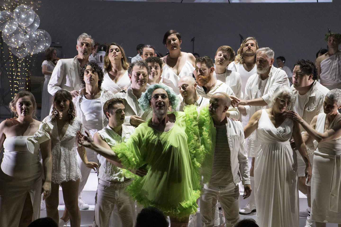 Kanen Breen as Platée with the chorus